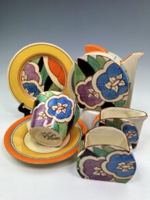 Clarice Cliff GARDENIA pattern Stamford shape bachelor tea set, circa 1930. Art Deco.