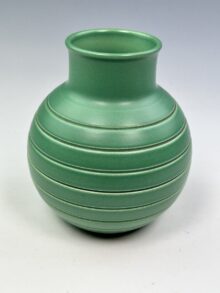 KEITH MURRAY bomb vase, Matt Green, in good condition, shape 3801, 16.5cm.