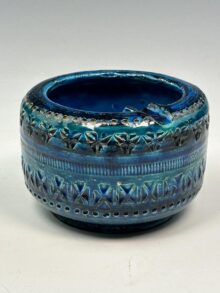 BITOSSI Rimini Blue circular ashtray, raised sides, 8cm high, 11cm diameter. Vintage!