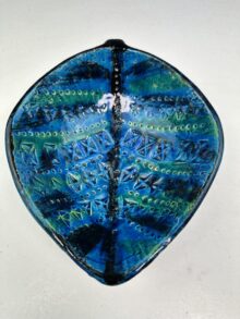 BITOSSI Rimini Blue leaf-shaped dish on four feet, 19cm length. Mid-century vintage!
