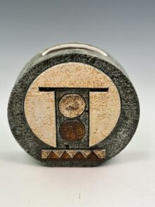 Medium size TROIKA wheel vase by Avril Bennett, 16.5cm. Vintage original, 1970s.