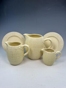 Set of 3 Clarice Cliff CORNCOB jugs (Small, Medium & Large) + 2 plates. Circa 1938.