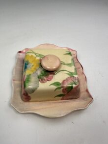 Clarice Cliff covered PINK PEARLS butter/cheese dish. Rare shape, circa 1936.