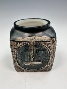 TROIKA marmalade pot by Linda Taylor (LT) , 9cm. Vintage original, circa 1970s.