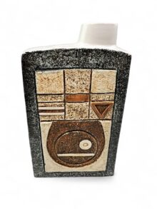 Troika chimney vase by Tina Doubleday. White-glazed edge, circa 1978, 20.5cm.