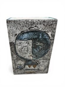 Troika slab vase by Marylin Pascoe (MP) with glazed sides, 17.5cm. Vintage, 1970s.