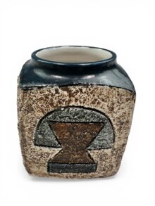 Troika marmalade pot with black glazed top, 9cm, by Eleanor Winning. 1970s.