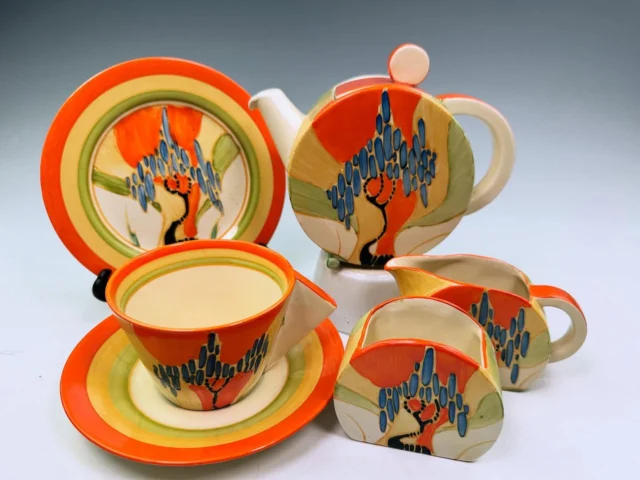 New item of Clarice Cliff pottery just listed on our website and on our eBay and Etsy stores. Fabulous Windbells bachelor set! 😁👍
🏷 FOR SALE ➡️ via our website at www.decojoe.co.uk (link in bio).
Worldwide shipping available. We accept credit/debit cards, PayPal and Klarna Pay-in-3 also available via our web site.
Please DM if any questions or requests. Enjoy 😊
#claricecliff #claricecliffpottery #claricecliffbizarre #artdecodealersofinstagram #artdeco #claricecliffbestpatterns #decojoe #claricecliffcollector  #artdecohome #artdecoceramics