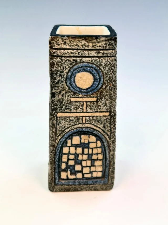 New item of 1970s vintage Troika pottery listed on our website and on our eBay and Etsy stores.

🏷 FOR SALE ➡️ via our website at www.decojoe.co.uk (link in bio).

Worldwide shipping available. We accept credit/debit cards, PayPal and Klarna Pay-in-3 also available via our web site.

Please DM if any questions or requests. Enjoy 😊

#troika #troikapottety #1970s #midcentury #midcenturypottery #midcenturyhome #1970shome #vintage #vintagecollector #decojoe #coffinvase #coffinvases