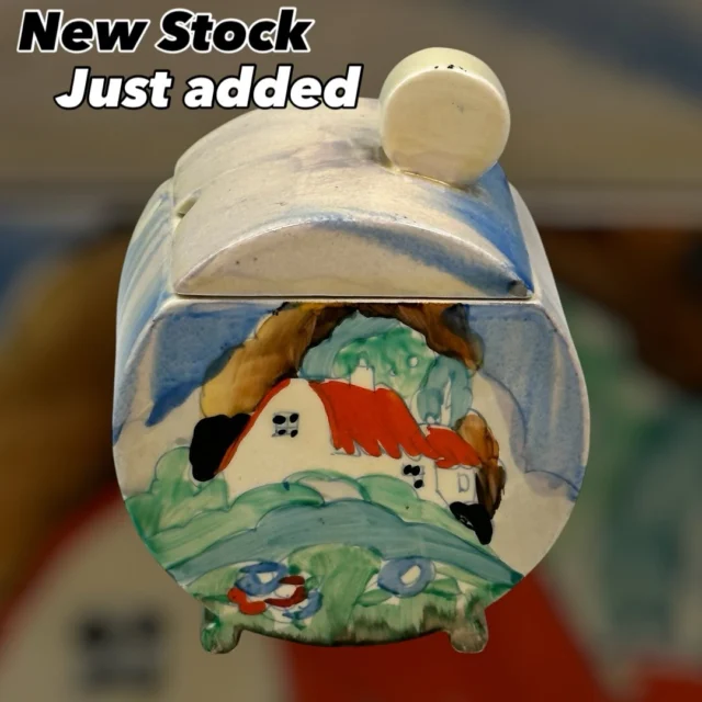 New item of Clarice Cliff pottery just listed on our website and on our eBay and Etsy stores.

🏷 FOR SALE ➡️ via our website at www.decojoe.co.uk (link in bio).

Worldwide shipping available. We accept credit/debit cards, PayPal and Klarna Pay-in-3 also available via our web site.

Please DM if any questions or requests. Enjoy 😊

#claricecliff #claricecliffpottery #claricecliffbizarre #artdecodealersofinstagram #artdeco #claricecliffbestpatterns #decojoe #claricecliffcollector  #artdecohome #artdecoceramics #claricecliffnewlyn #claricecliffforestglen